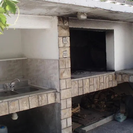 Taja Apartman *